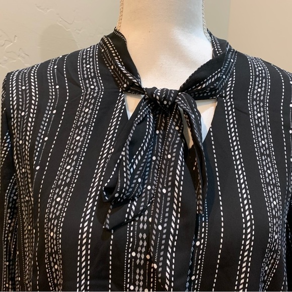 💥NWT - Black and white blouse with front tie - Picture 3 of 7